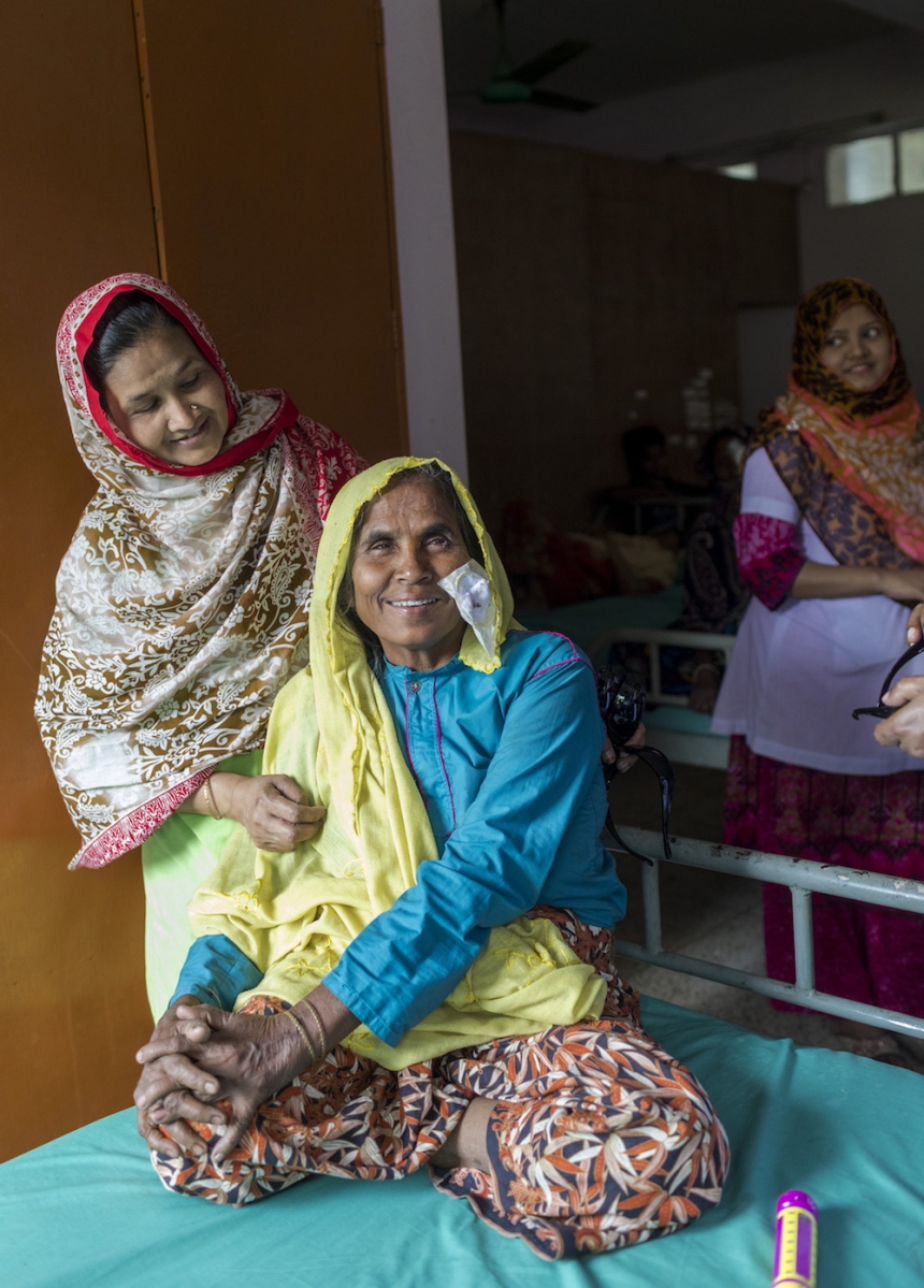 Fred Hollows helps Rohingya refugees with cataract surgery